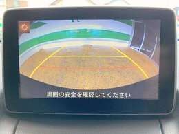 バックカメラがついて後方確認が簡単にできます！苦手としている車庫入れ等も安心して出来ますね！凄く需要の高い装備ですので、最初から付いていれば言う事なしですよね！？