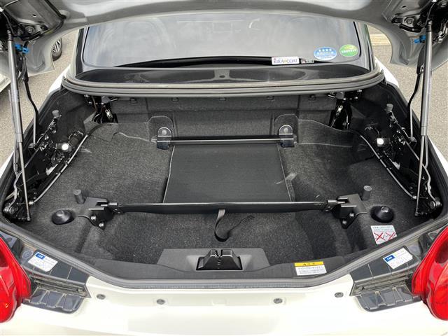 【トランク】積み込みやすくて、たっぷり積める荷室です。シートアレンジできるものは、乗車人数と荷物の量や大きさによってシートを動かすことができるので、より快適なドライブが可能です！