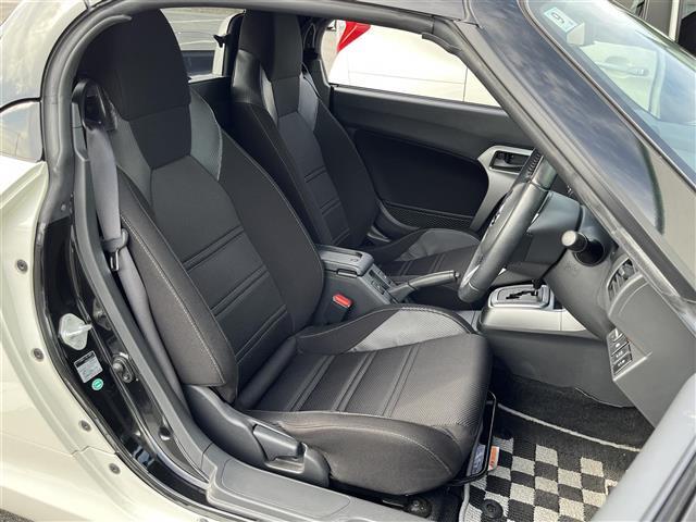 【運転席】座り心地が良いシートなので長時間の運転でも快適にお過ごしいただけます。新品のフロアマットのご注文も可能です。掲載箇所以外にご希望の写真がございましたらお気軽にお問い合わせ下さい。