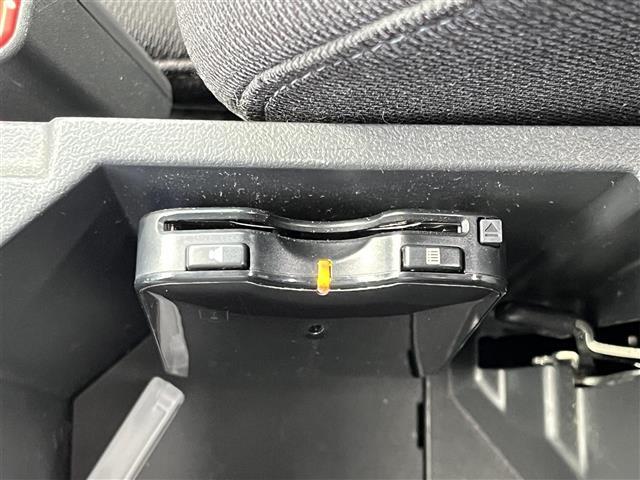 【ETC】有料道路を利用する際に料金所で停止することなく通過できる、ETC車載器（ノンストップ自動料金収受システム機器）が装備されています。セットアップを行うことで利用可能になります。