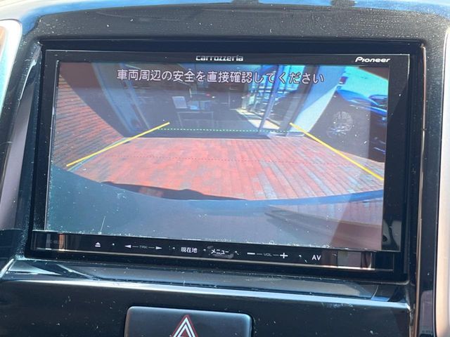 【バックカメラ】駐車時に後方がリアルタイム映像で確認できます。大型商業施設や立体駐車場での駐車時や、夜間のバック時に大活躍！運転スキルに関わらず、今や必須となった装備のひとつです！