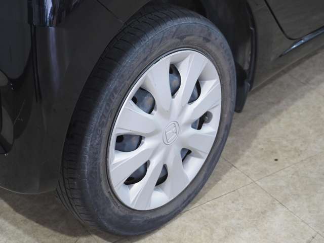 タイヤのホイールの細かいところまでキレイいにしてからお渡しします！