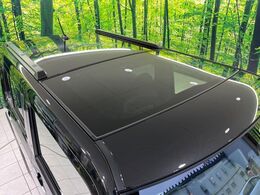 【ガラスルーフ】ガラスルーフ搭載で車内の解放感が一気にアップ！開放的なドライブをお楽しみいただけます。