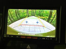 【バックカメラ】駐車時に後方がリアルタイム映像で確認できます。大型商業施設や立体駐車場での駐車時や、夜間のバック時に大活躍！運転スキルに関わらず、今や必須となった装備のひとつです！