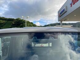 デュアルカメラブレーキサポート（DCBS）　フロントガラス上部にあるセンサー部です。ステレオカメラで車両前方の状況を検知し各種制御を行います。衝突被害軽減ブレーキ・誤発進抑制機能・車線逸脱警報機能　等