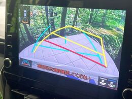 【バックカメラ】駐車時に後方がリアルタイム映像で確認できます。大型商業施設や立体駐車場での駐車時や、夜間のバック時に大活躍！運転スキルに関わらず、今や必須となった装備のひとつです！