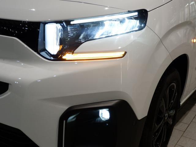 LEDヘッドライトを標準装備。