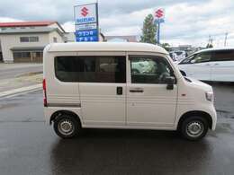 両側スライドです。大きいサイズの荷物の台入れも楽々です。