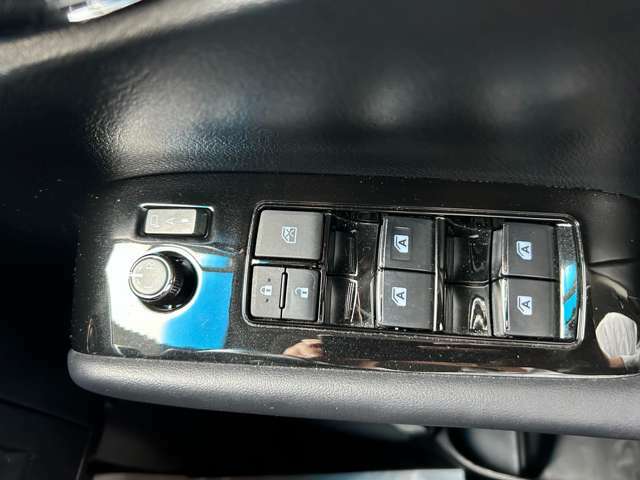 運転席ドアに各ドアのパワーウィンドウ、電動格納ミラーの操作スイッチがあります。