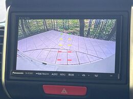 【バックカメラ】駐車時に後方がリアルタイム映像で確認できます。大型商業施設や立体駐車場での駐車時や、夜間のバック時に大活躍！運転スキルに関わらず、今や必須となった装備のひとつです！