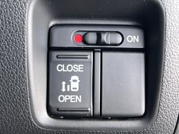【パワースライドドア】スマートキーや運転席のスイッチでスライドドアの開閉が可能♪電動だから力を入れてドアを開ける必要が無く、小さいお子様でも、重い荷物を持っている時もラクに開け閉めできます♪