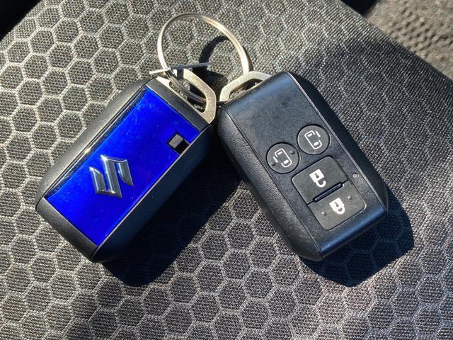 スマートキー2本付き　後席スライドドアはスマートキーの遠隔操作でドアの開閉が可能です。