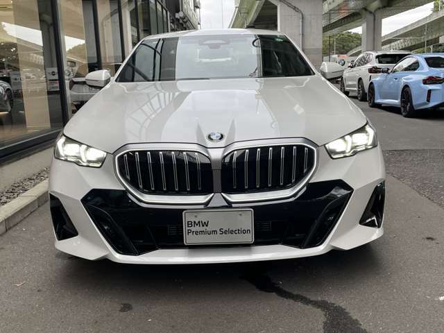 また、BMW正規認定中古車は、エマージェンシーサービスが自動付帯。24時間365日、皆様のカーライフをサポート致します。確かな安心のうえで、「駆けぬける歓び」をご堪能ください。