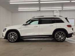 こちらの車両は「メルセデス・ベンツあざみ野」にて展示中でございます。営業時間は10：00～18：00、年末年始・毎週水曜日が定休日となります。お問合せはフリーダイヤルもしくは045-904-1484までご連絡ください。