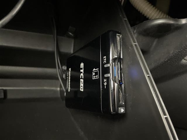 【ETC2.0（DSRC）】ETCカードを挿入すれば料金所はノンストップで通過できます。ETC限定の割引や、高速道路の情報提供サービスを利用できます。