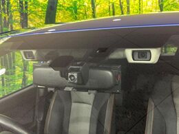【アイサイトVer2】前方の車両等を検知し、衝突しそうな時は警報で注意を促し、ブレーキを踏む力をサポート。ブレーキを踏めなかった場合は衝突被害軽減ブレーキが作動、衝突回避をサポートします。
