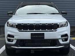 Jeepの象徴7スロットグリルがインパクトあります。