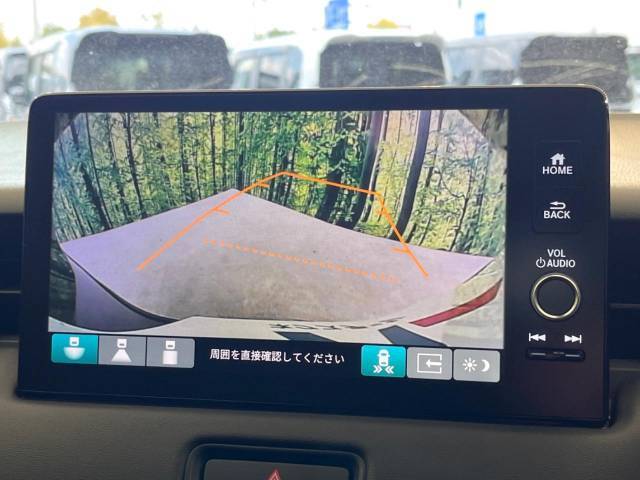 【バックカメラ】駐車時に後方がリアルタイム映像で確認できます。大型商業施設や立体駐車場での駐車時や、夜間のバック時に大活躍！運転スキルに関わらず、今や必須となった装備のひとつです！