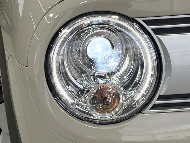 【LEDヘッドライト】悪天候や夜間走行時も良好な視界を確保し安心して運転できる高輝度LEDヘッドライトを装備！点灯速度が早く、消費電力も抑えられています。