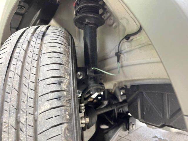 お車を安心してお乗りいただく為には、足回りの定期点検が欠かせません。サービスサポート（有償保証）では無料点検もご提供しており、安心のカーライフをお過ごしいただけるサポート体制が整っています。