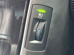 【シートベンチレーション】夏場は涼しい風でお尻や背中の熱やムレを防ぎ、冬はエアコンよりも早く温まってポカポカに！季節を問わず快適に過ごせます。