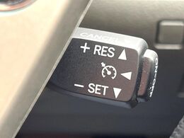 【クルーズコントロール】高速道路もラクラク走行。アクセルを離しても一定速度で走行ができ、長距離運転時の負担を軽減！加速・減速も簡単なスイッチ操作で調整できます。