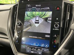 【マルチテレインモニター】車のフロントやサイドのカメラ画像を同時にモニター表示することで、悪路や狭い道を走行時でも周囲の状況確認ができ安心！本格SUVにうれしい装備です♪