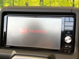【純正ナビ】人気の純正ナビを装備しております。ナビの使いやすさはもちろん、オーディオ機能も充実！キャンプや旅行はもちろん、通勤や買い物など普段のドライブも楽しくなるはず♪