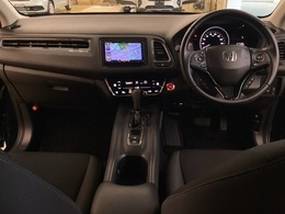車内は光触媒抗菌消臭施工済です。スタイリッシュなデザインでスポーティなインパネ周りを演出します。グローブボックスやカップホルダーのほかにトレーなどたくさんの収納スペースが付いています。
