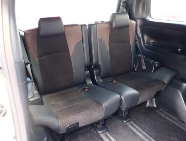 『1台』のお車に対して、3名体制で日々議論を重ね仕入れを行っております。