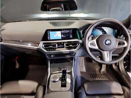 BMWの運転席はドライバーオリエンテッドという構造を採用。ドライバー目線の操作がしやすい設計になっており、ドライブ中にも目線の移動が少なく運転中にも簡単に操作ができます。