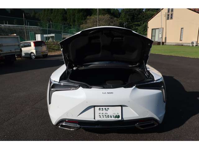 遠方販売実績も多数あり！遠方のお客様でも安心してお車をご購入いただけるよう、車検整備やその他の修理箇所、また欠損部品補填などの作業を行なってからお客様にお渡ししています。