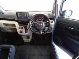 革巻きステアリングで快適な操作性の運転席です。