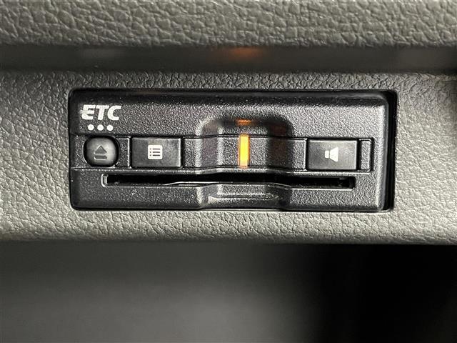 【ETC】有料道路を利用する際に料金所で停止することなく通過できる、ETC車載器（ノンストップ自動料金収受システム機器）が装備されています。セットアップを行うことで利用可能になります。