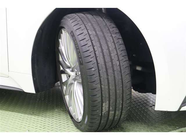 タイヤサイズはハイスペックな　235/40R19。