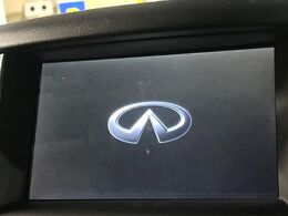 【メーカー純正ナビ】インテリアに溶け込むスタイリッシュな「専用設計」メーカーナビを装備♪視認性や操作性など基本性能にも優れ、より上質なカーライフをお楽しみいただけます。