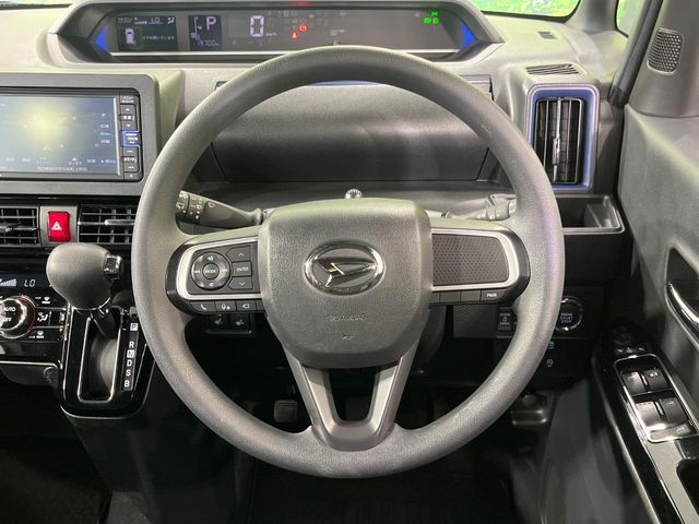 インテリアに合わせたデザインのステアリングは、運転される方のことも考え、運転しやすい形状、大きさです。是非一度、実際に触ってお確かめください。