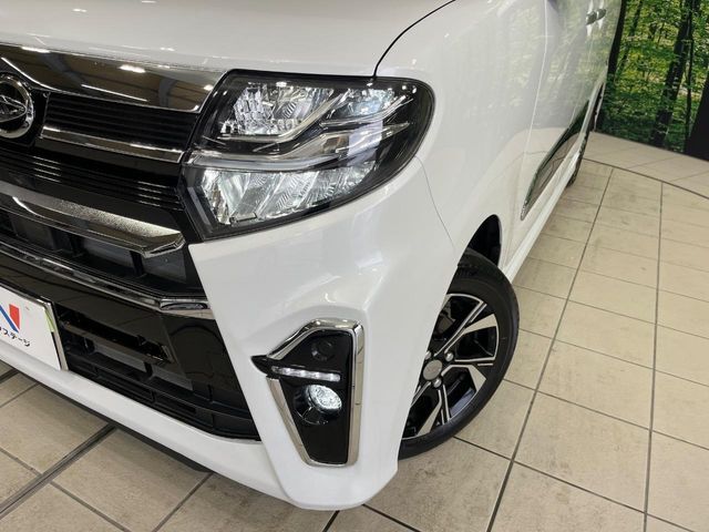 【LEDヘッドライト】悪天候や夜間走行時も良好な視界を確保し安心して運転できる高輝度LEDヘッドライトを装備！点灯速度が早く、消費電力も抑えられています。