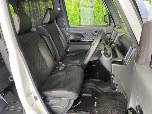 運転席まわりには十分なスペースがあり、大柄な方でもゆったり運転していただける環境です。