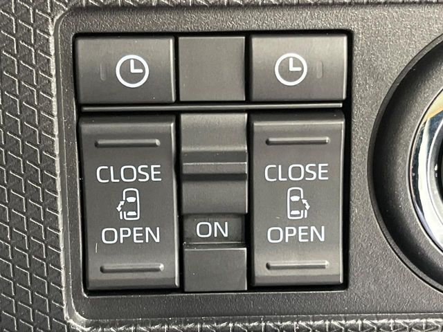 【両側パワースライドドア】スマートキーや運転席のスイッチで後席両側スライドドアの開閉が可能♪電動だから力を入れてドアを開ける必要が無く、小さなお子様でも簡単に開け閉めでき快適です♪