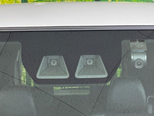 【スマートアシスト】走行中に前方の車両等を認識し、衝突しそうな時は警報とブレーキで衝突回避と被害軽減をアシスト。より安全にドライブをお楽しみいただけます。