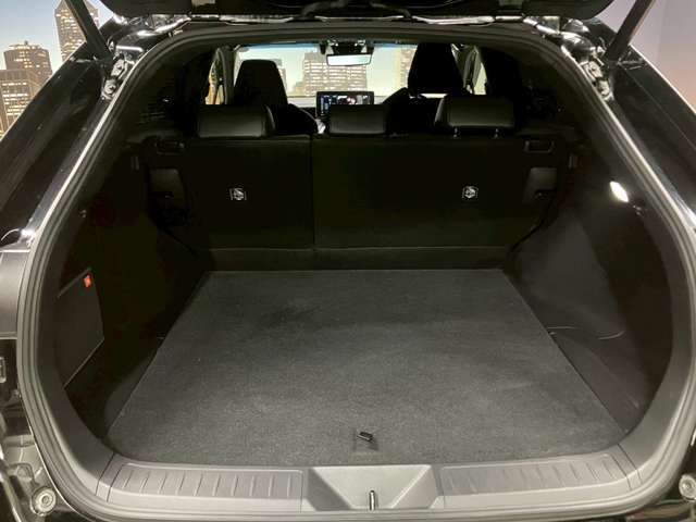 トランクスペースも充分な広さがございます。ゴルフバッグも収納可能です。