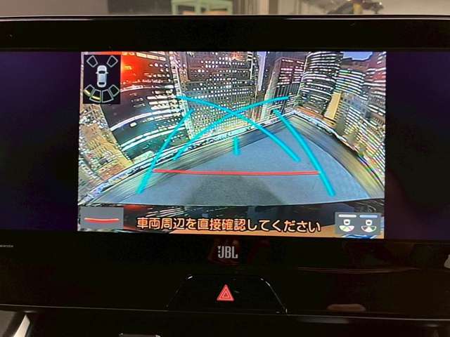 【バックカメラ】運転席から画面上で安全確認ができます。駐車が苦手な方にもオススメな便利機能です。