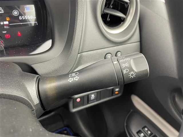 【オートライト（AUTO）】外の明るさをシステムが感知して、自動でヘッドライトが点灯します！ヘッドライトをつけ忘れを防ぐ便利機能です。
