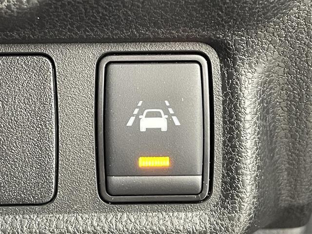 【車線逸脱警報（LDW）】クルマが車線から逸脱しそうになると、はみ出さないように警報音と表示によってドライバーに注意を促します。機能には限界があるためご注意ください。