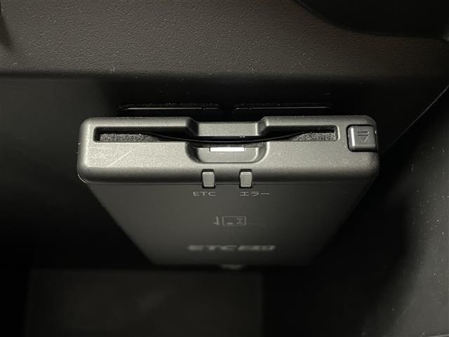 【ETC】有料道路を利用する際に料金所で停止することなく通過できる、ETC車載器（ノンストップ自動料金収受システム機器）が装備されています。セットアップを行うことで利用可能になります。