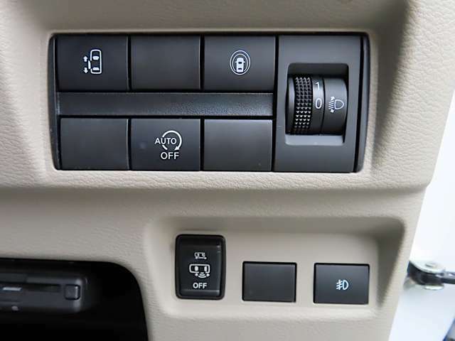 アイドリングストップ停止スイッチやハンズフリーオートスライドドアスイッチ・フォグランプスイッチなどが運転席右側前部に装着されています。