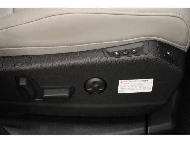 電動パワーシートとメモリー機能、ランバーサポート搭載で快適なドライブを実現。