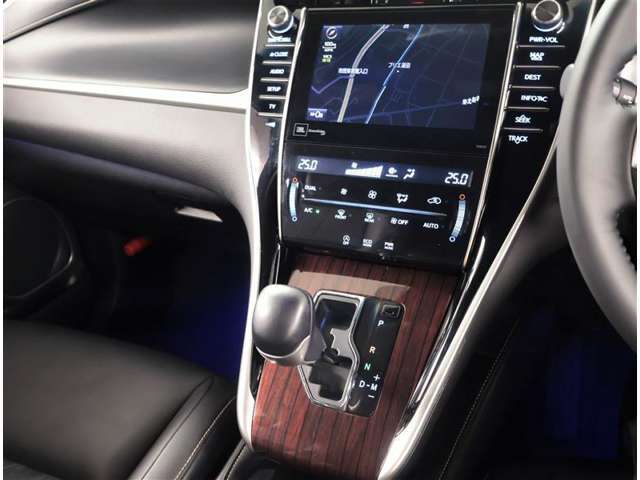 ナビ装着です。ナビがあれば長距離ドライブや知らない場所に行くのも安心ですね