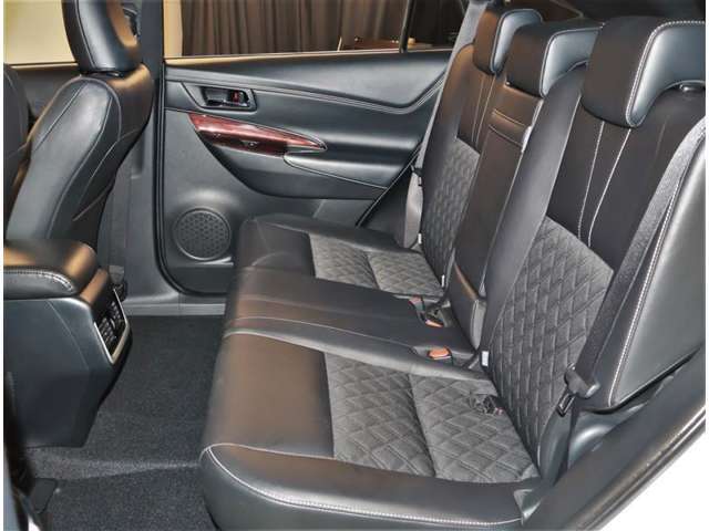 リアシートは可倒式になっていますので、長いお荷物も収納できます！！